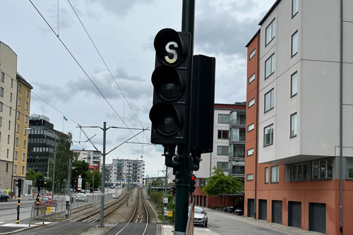 Ett stopljus längs spårvagnsspåret