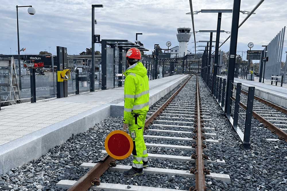 Man som arbetar vid ett tågspår