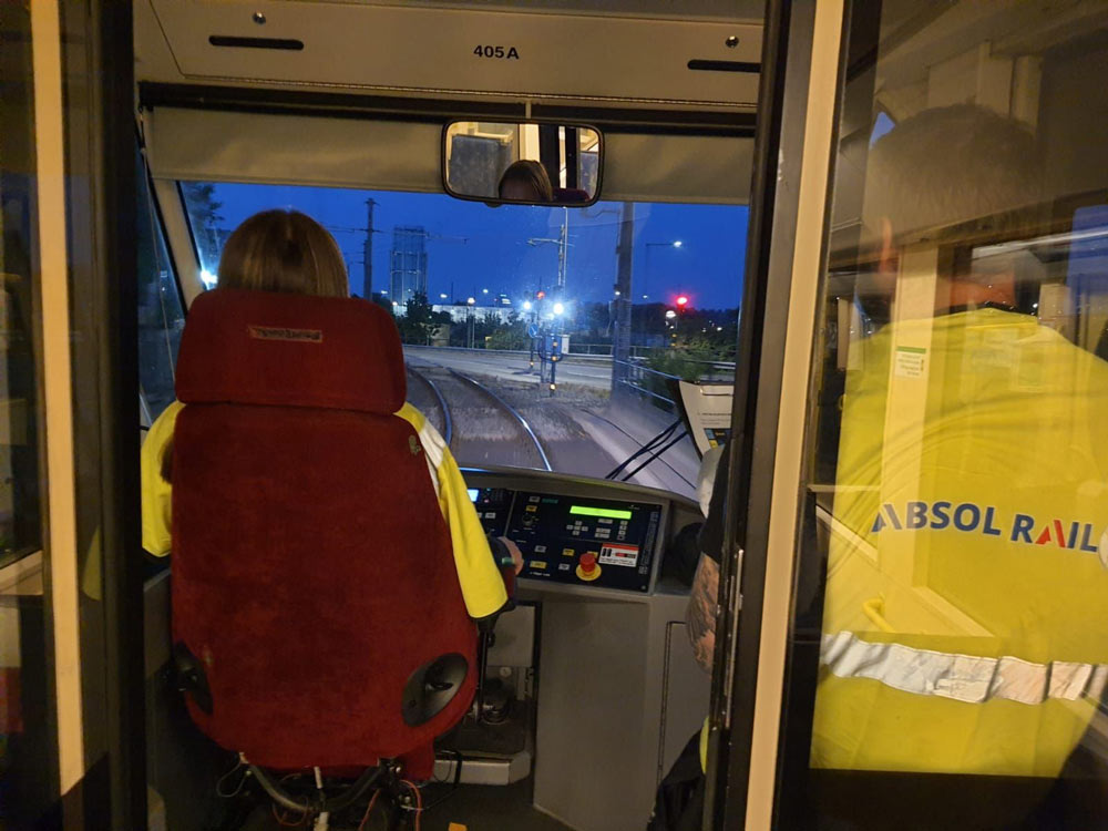 Två personer kör ett tåg 