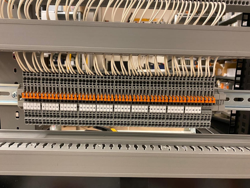 Gul och röd ethernetkabel som sitter i en dosa