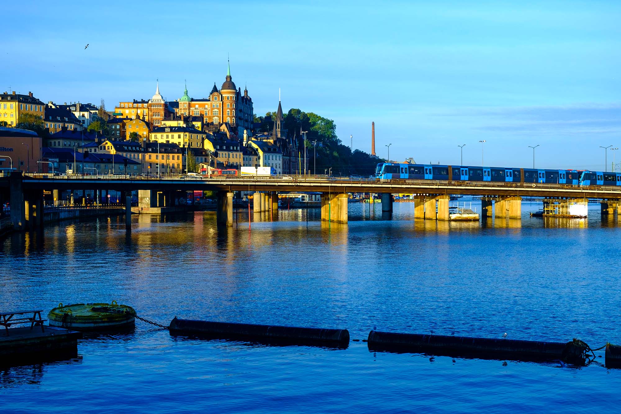 Tunnelbanetåg i Stockholm som åker över Söderströmsbron mot Södermalm
